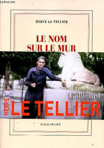 Le nom sur le mur.