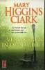 Verdwenen in de nacht - Ze beseft dat ze is ontkomen aan een gruwelijk lot.. Higgins Clark Mary