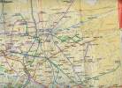 Un plan du Métro Bus Rer de Paris - Ratp 82 - plan dépliant en couleur d'environ 65 x 45 cm.. Collectif