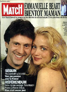 PARIS MATCH N° 2260 - Clint Eastwood : je suis un homme paisible, Arielle Dombasle - Bernard Henri Levy, premières images d'un amour longtemps caché, ...