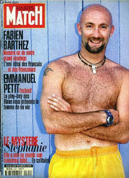 PARIS MATCH N° 2566 - Un printemps silencieux, le réquisitoire du Pr Pfeffer contre la nouvelle loi sur la chasse aux oiseaux migrateurs, Les bleus ...