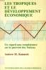 LES TROPIQUES ET LE DEVELOPPEMENT ECONOMIQUE, UN REGARD SANS COMPLAISANCE SUR LA PAUVRETE DES NATIONS. KARMARCK ANDREW M.