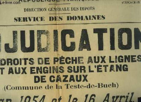 "Affiche d'une ""Adjucation des Droits de Pêche aux Lignes et aux Engins sur l'Etang de Cazaux (Commune de la Teste-de-Buch), le 16 avril 1954". ...
