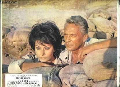 "Lot de 4 photographies d'exploitation du film "" Judith "", de Kurt Unger avec Sophia Loren, Peter Finch et Jack Hawkins"
