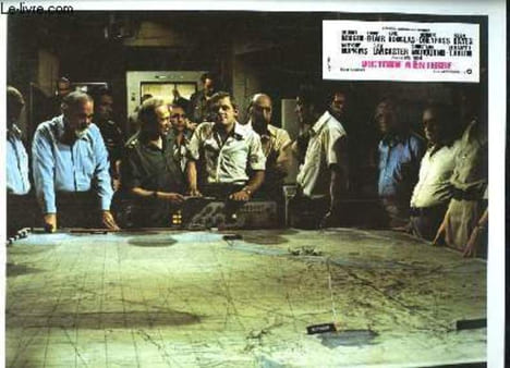 "Lot de 10 photographies d'exploitation du film "" Victoire à Entebbé "" avec Helmut Berger, Linda Blair, Kirk Douglas, Richard Dreyfuss, Helen Hayes, ...