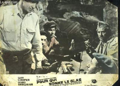 "1 photographie d'exploitation du film "" Pour qui sonne le glas "" de Sam Wodd, avec Gary Cooper et Ingrid Bergman."