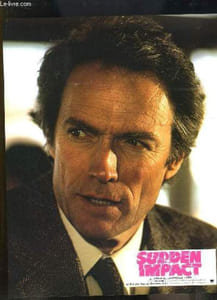"Jeu de 2 photographies d'exploitation du film "" Le Retour de l'Inspecteur Harry - Sudden Impact "", avec Clint Eastwood."
