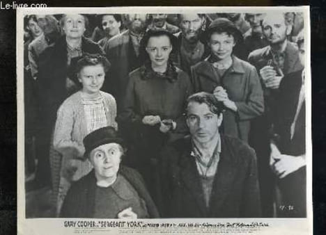 "1 Photographie d'exploitation du film "" Sergeant York "" avec Gary Cooper, Walter Brennan, Joan Leslie.". WARNER BROS