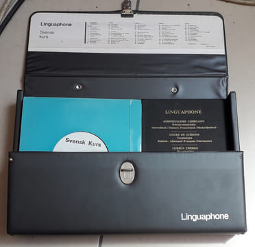 "Linguaphone - Svensk kurs (""cours de suédois"") : Une mallette contenant 3 livres de cours et 50 leçons sur 20 disques 45 tours". Collectif