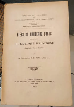 Fiefs et châteaux-forts relevant de la Comté d'Auvergne. Capitale Vic-le-Comte. FOUILHOUX (Jean-Baptiste)