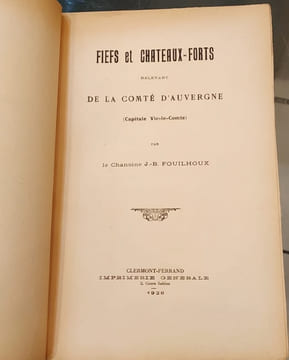 Fiefs et châteaux-forts relevant de la Comté d'Auvergne. Capitale Vic-le-Comte. FOUILHOUX (Jean-Baptiste)