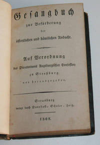 Gesangbuch zur Beförderung der öffentlichen und häuslichen Andacht. Auf Verordnung des Directoriums Augsburgischer Confession, zu Strasburg, neu herausgegeben
