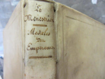 Medales Illustrées des Anciens Empereurs et Impératrices de Rome suivi du Discours Académique sur la Comparaison entre Virgile et Homère