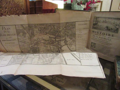 Histoire de la Ville de La Rochelle et du Pays d'Aulnis composée d'après les Auteurs et les Titres originaux,& enrichie de divers Plans. 2 vols.
