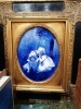 PORCELAINE ANGLAISE. PLAQUE MEDAILLON EN PORCELAINE BLEUE ANGLAISE.. Carvers & Gilders