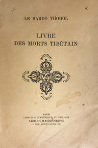 Livre (Le) des Morts Thibétains ou les expériences d’après la mort dans le plan du Bardo, suivant la version anglaise du Lama Kazi Dawa Sandup ; éditée par le Dr W.Y. Evans-Wentz. Traduction française de Marguerite La Fuente. Préface de M. Jacques Bacot.