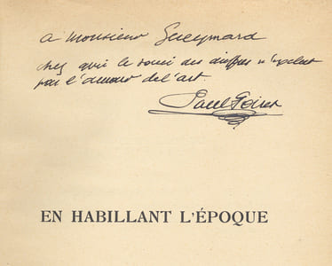 En habillant l'époque.