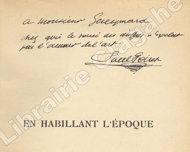En habillant l'époque.