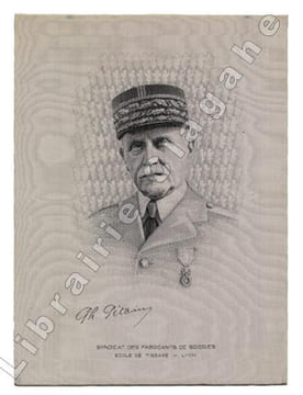Portrait du maréchal Philippe Pétain tissé sur soie nacrée (23,2x17 cm) fixé sur un carton. Lyon, Syndicat des fabricants de soieries. Ecole de ...