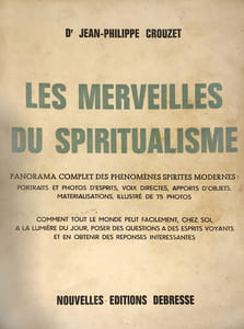 MERVEILLES (LES) DU SPIRITUALISME, panorama complet des phénomènes spirites modernes : portraits et photos d'esprits, voix directes, apports d'objets, matérialisations, illustré de 75 photos. Comment tout le monde peut facilement, chez soi, à la lumière du jour, poser des questions à des esprits voyants et en obtenir des réponses intéressantes.