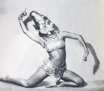 Des danseurs qui sortent du cadre. I. Nyota Inyoka.