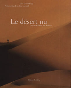 Le Désert nu, un marcheur au Sahara.