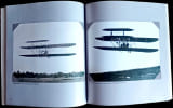 Comme un oiseau. Les fr&egrave;res Wright conqui&egrave;rent le ciel du Mans.. BR&Eacute;AU (Jules)(dir.).