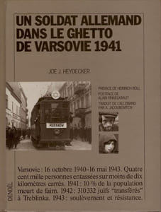 Un soldat allemand dans le ghetto de Varsovie, 1941.