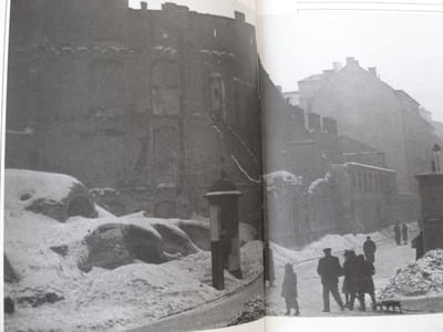Un soldat allemand dans le ghetto de Varsovie, 1941.