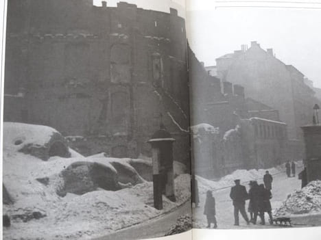 Un soldat allemand dans le ghetto de Varsovie, 1941.. HEYDECKER (Joe J.).