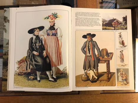 Costumes Suisses
Images et tradition. COSTUMES SUISSES