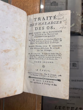 Traité des maladies des os, dans lequel on a représenté les Appareils & les Machines qui conviennent à leur guérison. M. Petit - M. Louis