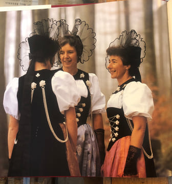 Nos costumes bernois - Unsere Berner Trachten. Association bernoise pour les costumes et les coutumes