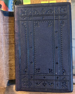 La Sainte Bible contenant l'Ancien et le Nouveau Testament
accompagnée de nombreux renvois aux passages les plus importants et les plus remarquables