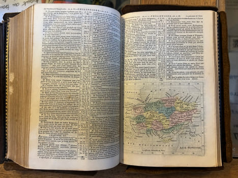 La Sainte Bible contenant l'Ancien et le Nouveau Testament
accompagnée de nombreux renvois aux passages les plus importants et les plus remarquables. ...