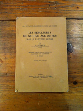 LES SÉPULTURES DU SECOND ÂGE DU FER SUR LE PLATEAU SUISSE - LES CIVILISATIONS PRIMITIVES DE LA SUISSE. D. VIOLLIER