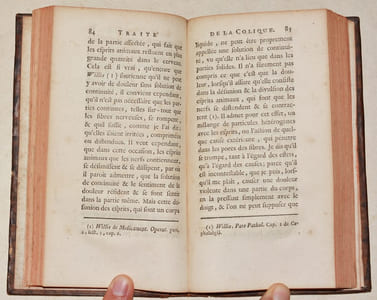 TRAITÉ DE TOUTES LES ESPÈCES DE COLIQUES, contenant des preuves analytiques de leurs causes, & des explications méchaniques de leurs accidents & de leurs symptomes, suivant les principes les plus nouveaux & les plus raisonnables, avec leur Cure.