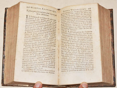 MANUEL ANATOMIQUE ET PATHOLOGIQUE, ou Abrégé de toute l'anatomie, et des usages que l'on peut en tirer pour la connoissance, & pour la guérison des Maladies.