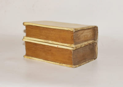 LES ENTRETIENS FAMILIERS D'ÉRASME, divisez en cinq décades, où il est traitté du Génie des Hommes ; de la Conduite des Femmes ; des Festins ; des Superstitions ; de la Nature & de l'Art. Ouvrage également utile & divertissant, & enrichi de questions curieuses. Traduction nouvelle. [2 volumes].