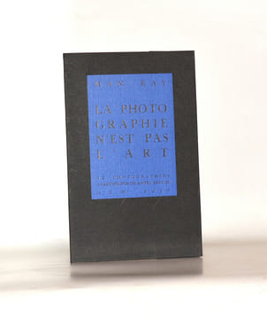 LA PHOTOGRAPHIE N'EST PAS L'ART. Avant-propos de André Breton.. MAN RAY - BRETON (André).