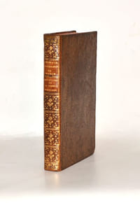 CONSIDÉRATIONS SUR LE GOUVERNEMENT ANCIEN ET PRÉSENT DE LA FRANCE. [Relié à la suite :] RÉFLEXIONS SUR LES AVANTAGES DE LA LIBERTÉ D'ÉCRIRE ET D'IMPRIMER SUR LES MATIÈRES DE L'ADMINISTRATION, Écrites en 1764 à l'occasion de la Déclaration du Roi du 28 Mars de la même année, qui fait défenses d'imprimer, débiter aucuns Écrits, Ouvrages, ou Projets concernant la Réforme ou Administration des Finances, etc. par M. l'A. M.