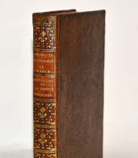 CONSIDÉRATIONS SUR LE GOUVERNEMENT ANCIEN ET PRÉSENT DE LA FRANCE. [Relié à la suite :] RÉFLEXIONS SUR LES AVANTAGES DE LA LIBERTÉ D'ÉCRIRE ET D'IMPRIMER SUR LES MATIÈRES DE L'ADMINISTRATION, Écrites en 1764 à l'occasion de la Déclaration du Roi du 28 Mars de la même année, qui fait défenses d'imprimer, débiter aucuns Écrits, Ouvrages, ou Projets concernant la Réforme ou Administration des Finances, etc. par M. l'A. M.
