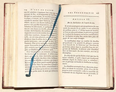 L'ART DE FAIRE LES EAUX-DE-VIE, d'après la doctrine de Chaptal ; où l'on trouve les procédés de Rozier, pour économiser la dépense de leur distillation, et augmenter la spirituosité des Eaux-de-vie de vin, de marcs, de cidre, de grains, etc. ; suivi de l'art de faire les vinaigres simples et composés, avec la méthode en usage à Orléans pour leur fabrication ; les recettes des Vinaigres aromatiques, et les procédés par lesquels on obtient le Vinaigre de bière, de cidre, de lait, de malt, etc.
