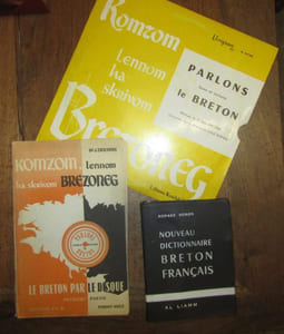 Nouveau dictionnaire Breton Français. 5e édition revue et augmentée. ........... On joint : Komzom, lennom, ha skrivom Brezoneg, ou Le Breton par le disque. Première partie. Illustrations de Jean Trotreau.