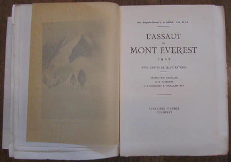 L'Assaut du Mont Everest. 1922. Avec cartes et illustrations. Traduction française par A. de Gruchy et le Commandant E. Gaillard M.C. . [ALPINISME] - ...