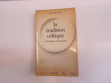 La tradition celtique en Bretagne armoricaine.. MARKALE (Jean).-