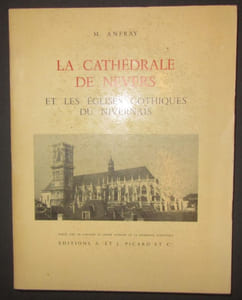 La cathédrale de Nevers et les églises gothiques du Nivernais. Illustré de 60 figures dans le texte, 64 planches hors-texte et une carte.