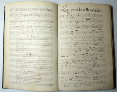 Livre de partitions musicales et chansons entièrement manuscrit