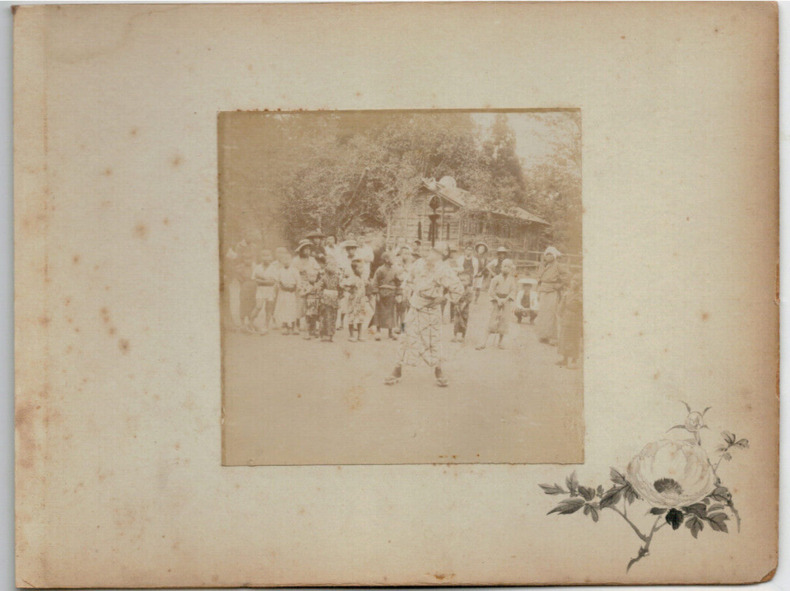 Japon.Japan .2 Photos Albuminées. Jongleur et son public. 1880. 