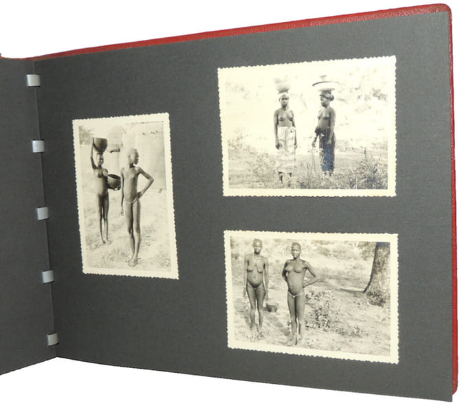 Tr&egrave;s bel album de 47 photographies lors d'un voyage en Afrique Noire et colonisation vers 1940/50

. 